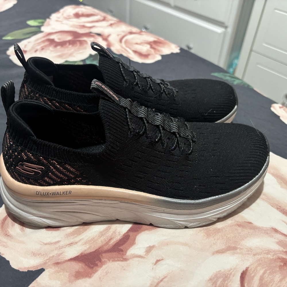 Women’s Skechers D'LUX Walker Slip-On Sneakers